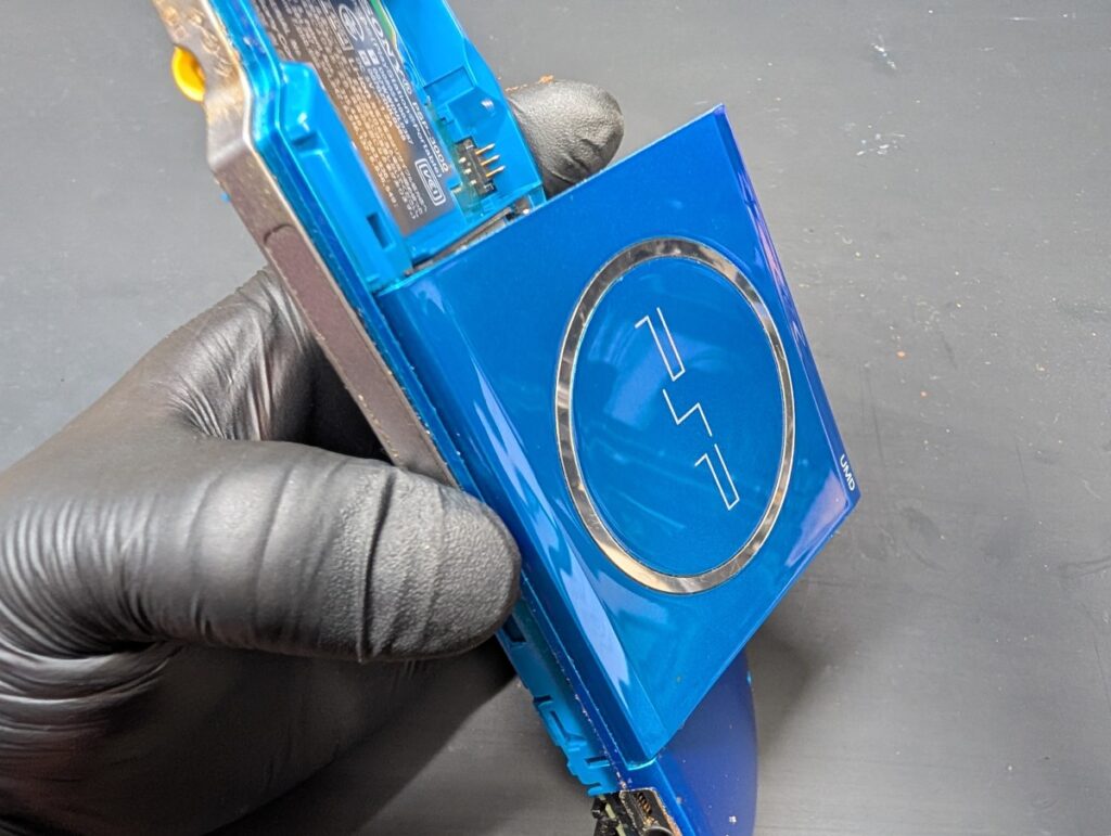 PSP-3000のUMDカバーを外している時の写真