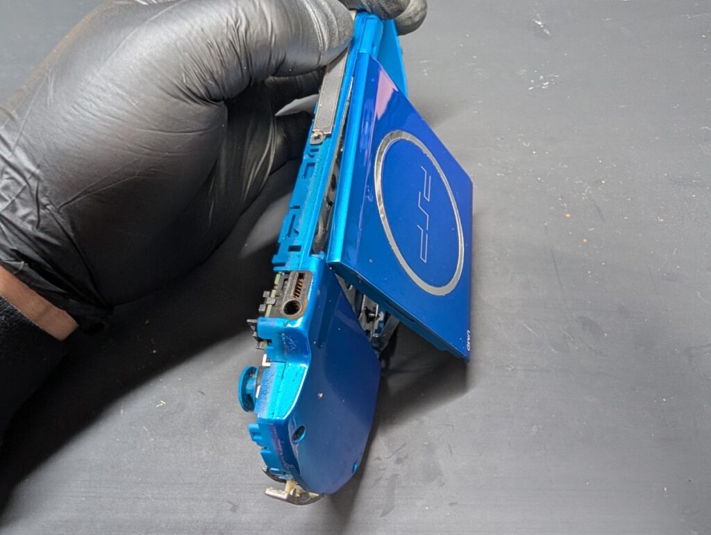 PSP-3000のUMDカバーを外している時の写真