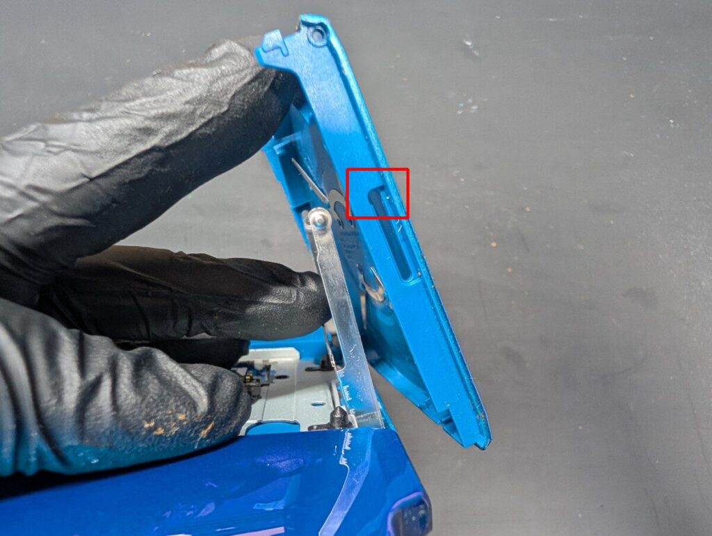 PSP-3000のUMDカバーを外している時の写真