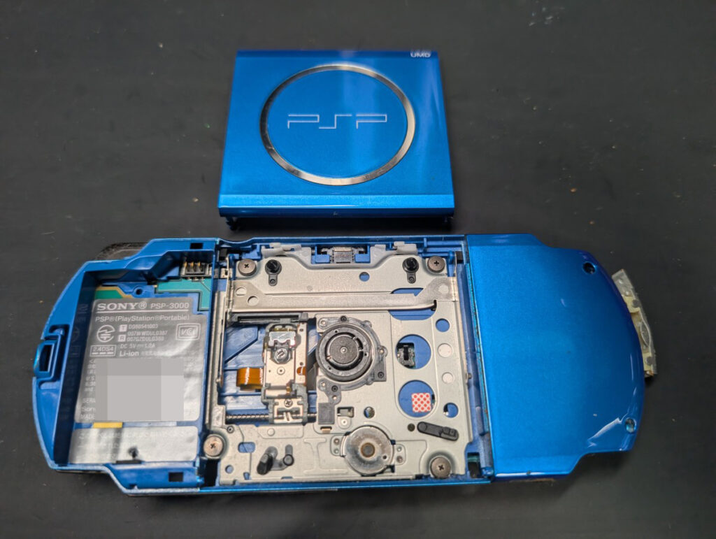 PSP-3000のUMDカバーを外した後の写真