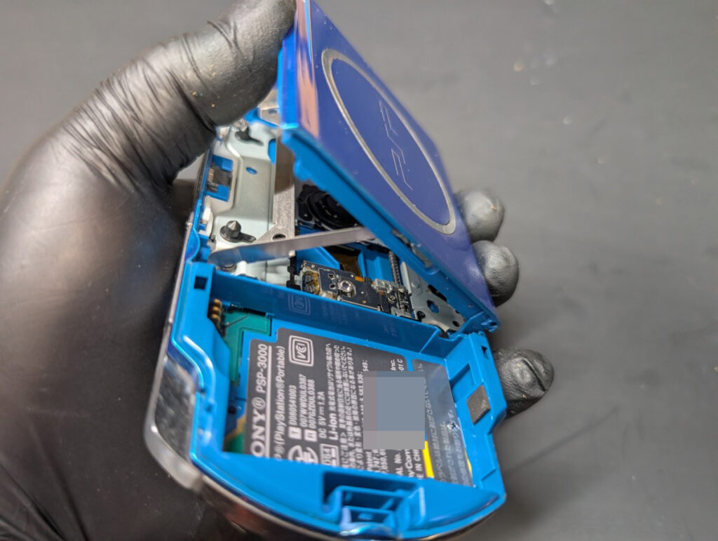 PSP-3000のUMDドライブカバーを取り付け時の