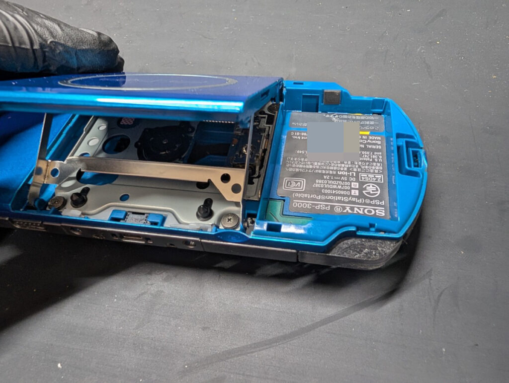 PSP-3000のUMDドライブカバーを取り付け時の