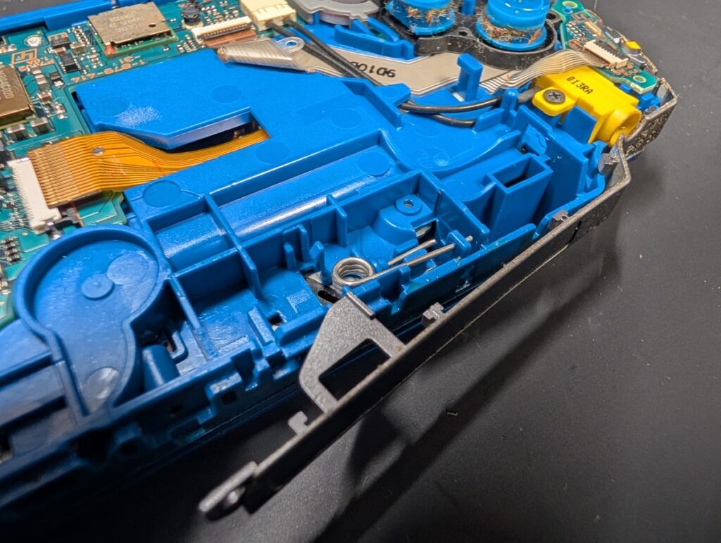 PSP-3000のUMDドライブカバーのピンの写真