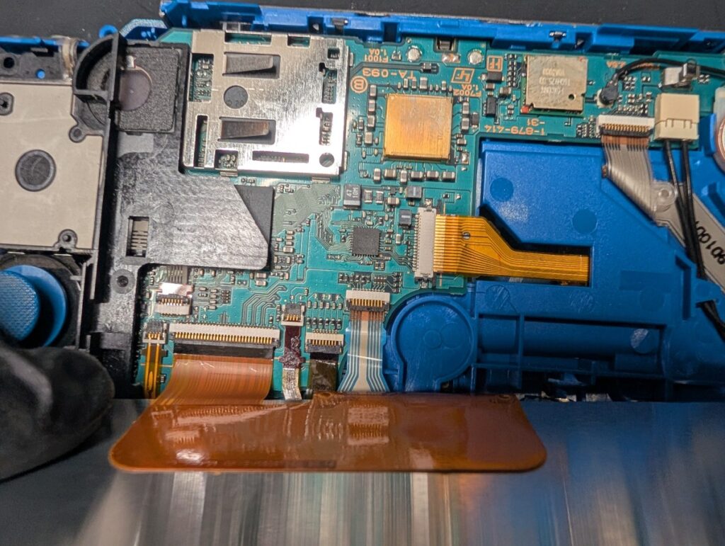 PSP3000に新しい液晶を取り付けしている時の写真