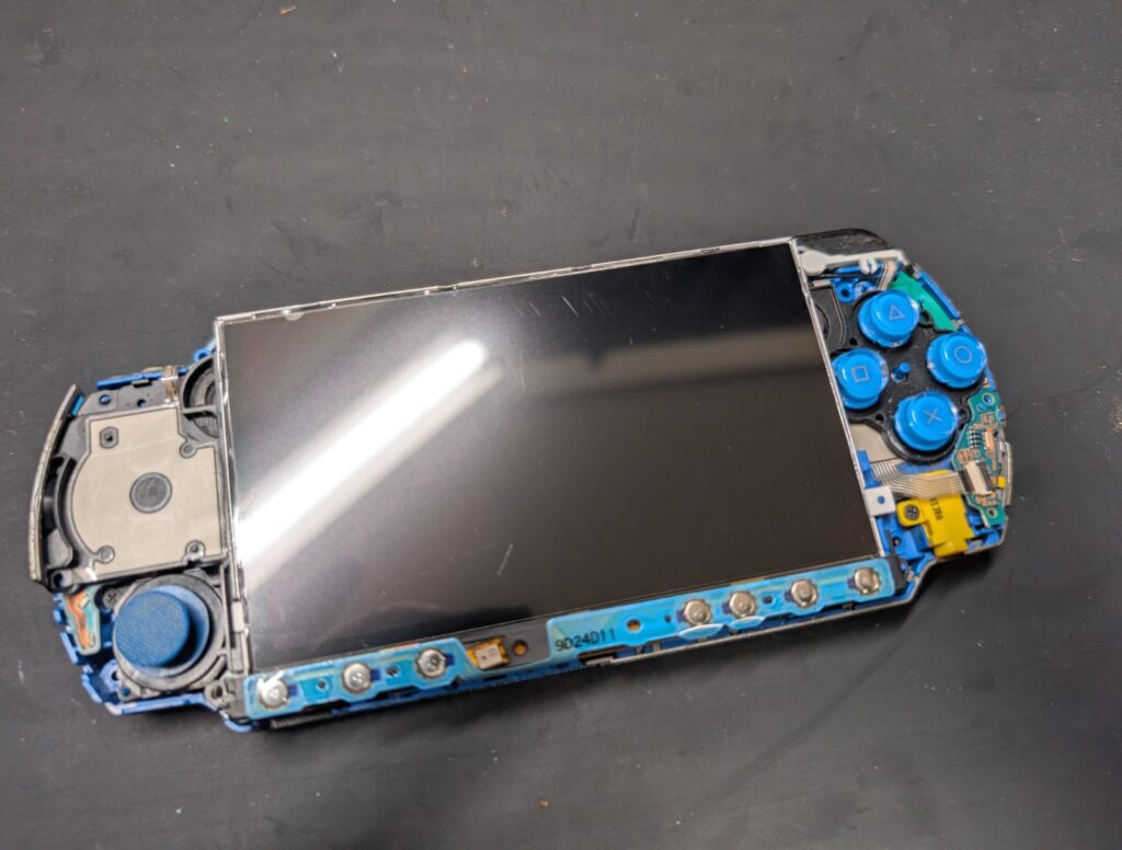 PSP3000に新しい液晶を取り付け後の写真