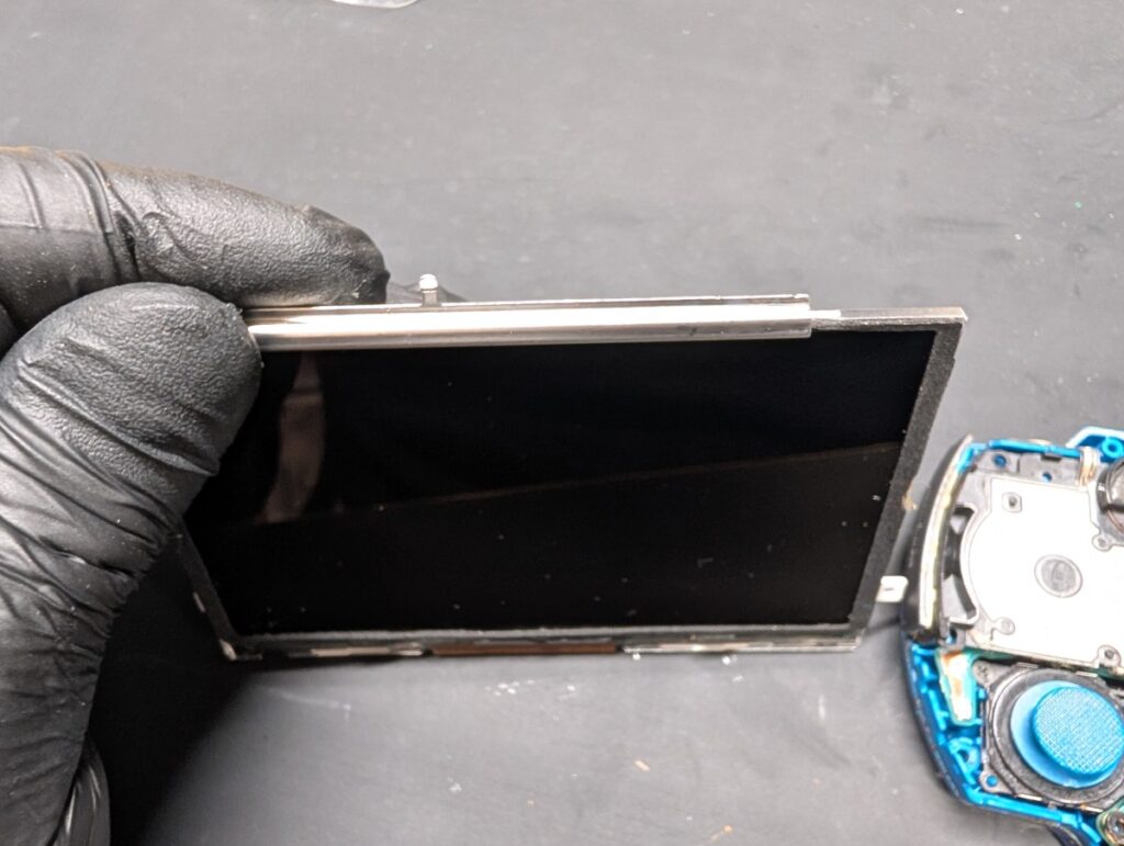 PSP3000の古い液晶から金具を取り外している時の写真