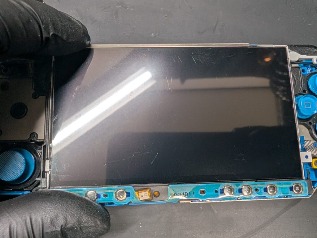 PSP3000に新しい液晶を取り付けしている時の写真