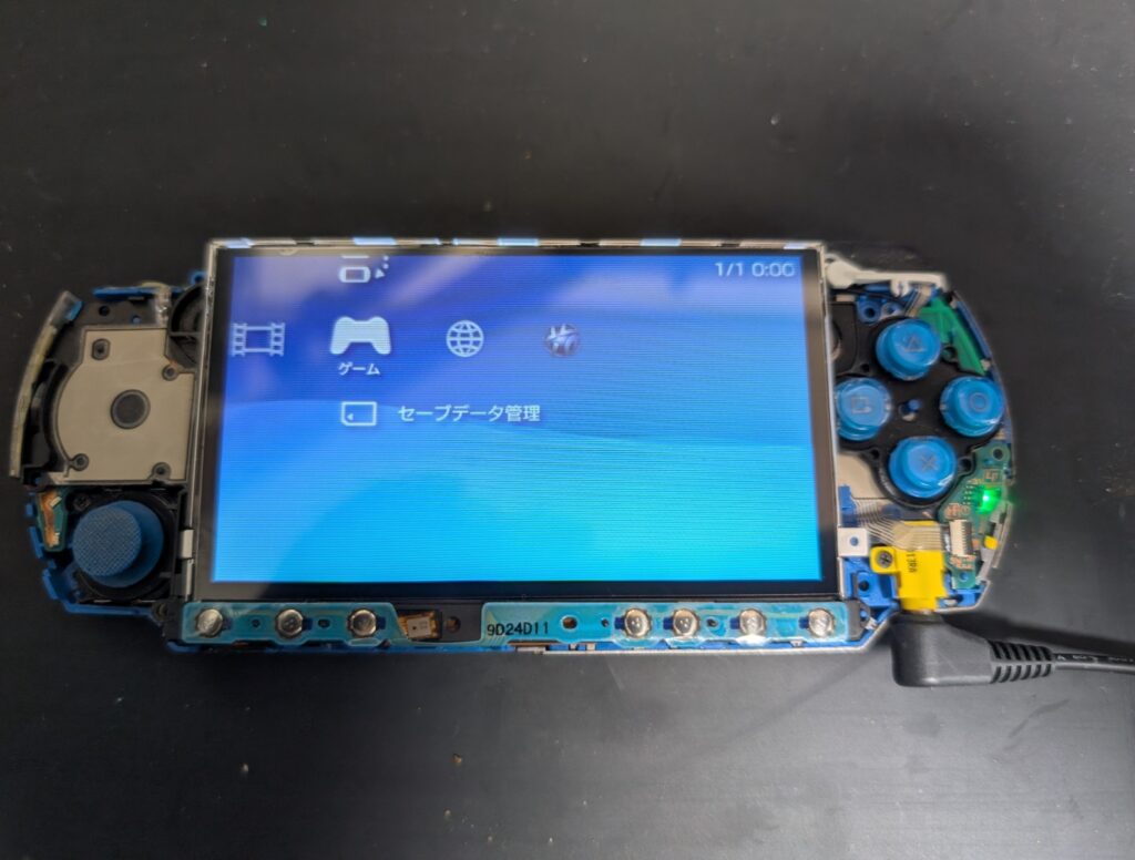 PSP-3000の液晶交換、ボタン交換後の動作点検時の写真