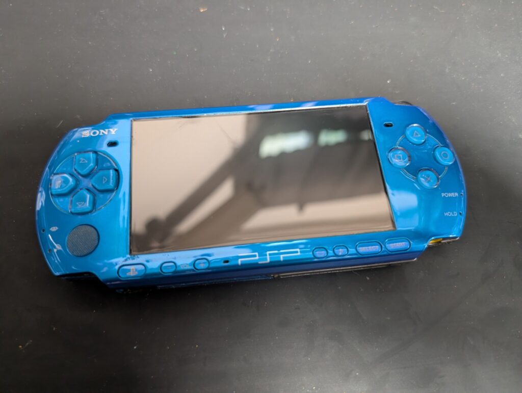 PSP3000に新しい液晶へと交換後の動作確認時の写真