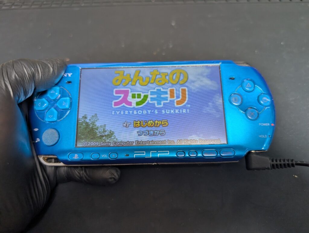 PSP3000に新しい液晶へと交換後の動作確認時の写真