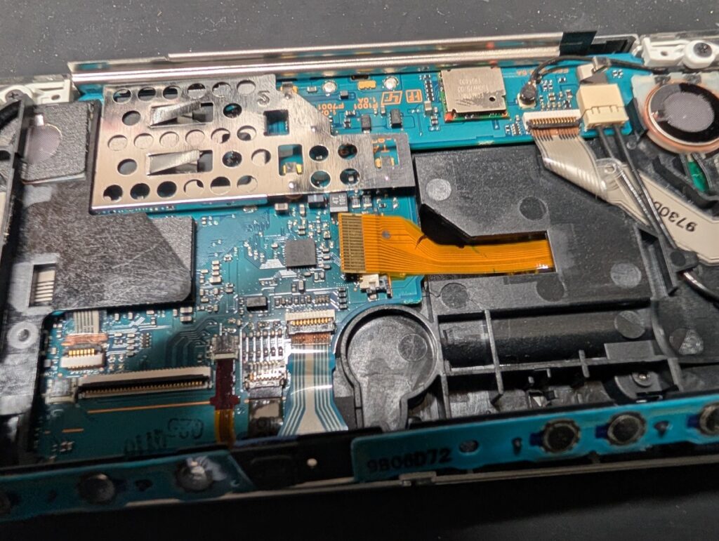 PSP-3000のUMDドライブのケーブル取り付け部の写真