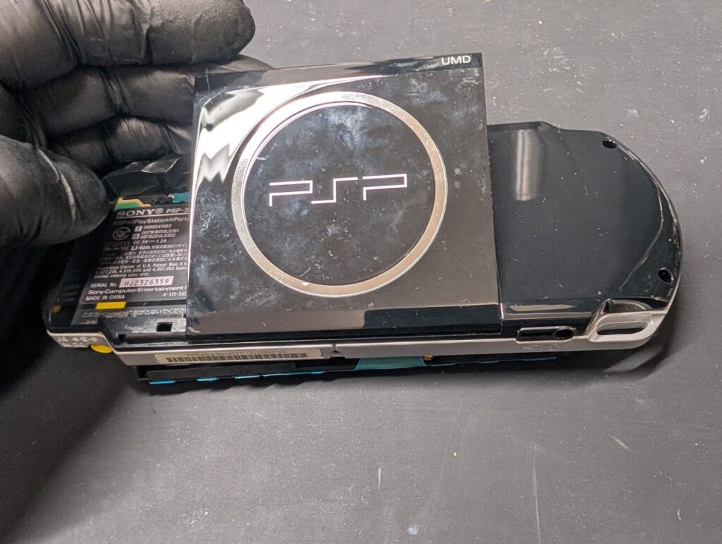 PSP-3000のUMDドライブカバーを外している時の写真