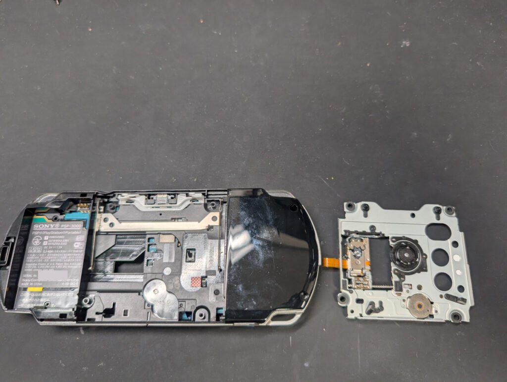 PSP-3000のUMDドライブを本体から外した時の写真