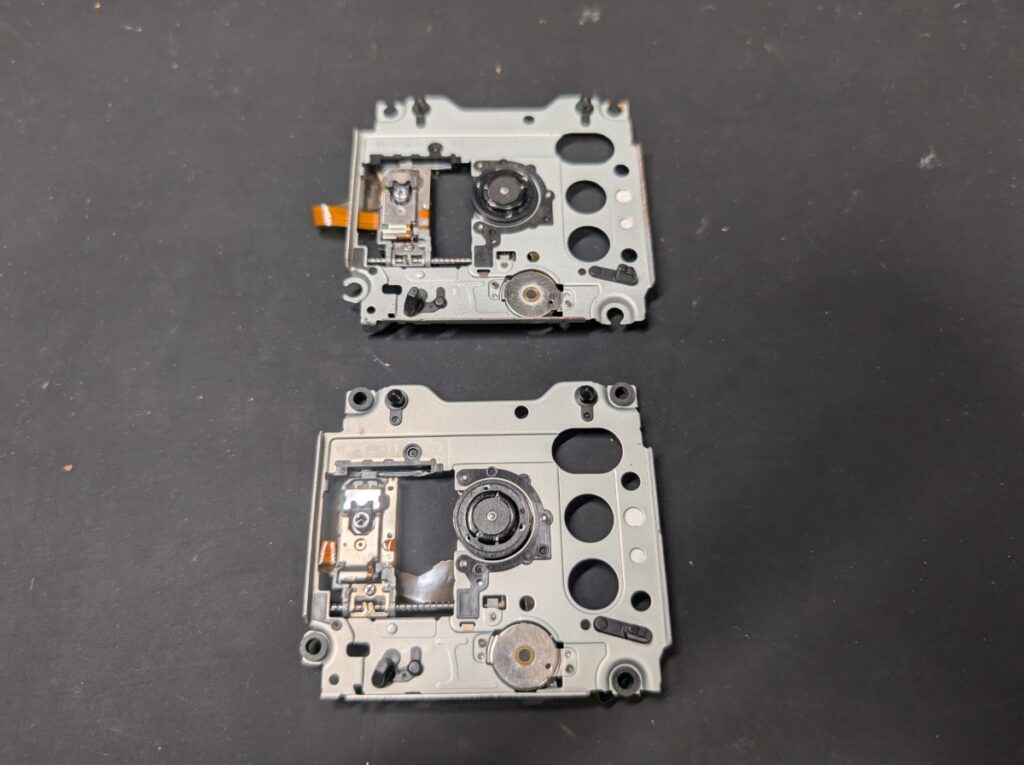 PSP-3000の故障したUMDドライブと新しいUMDドライブの写真