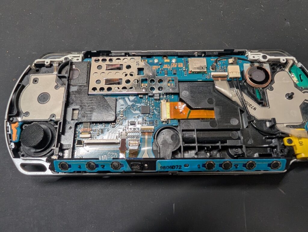 PSP-3000のUMDドライブ交換後の組み立て時の写真