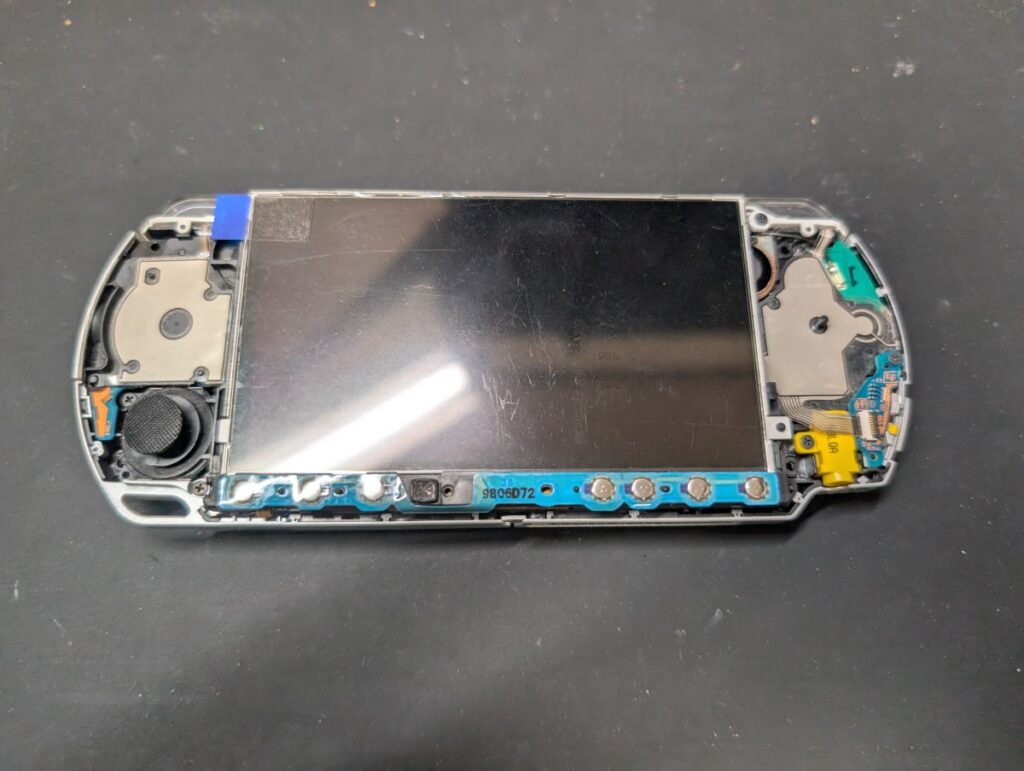 PSP-3000の新しい黄ばみのない液晶取り付け時の写真