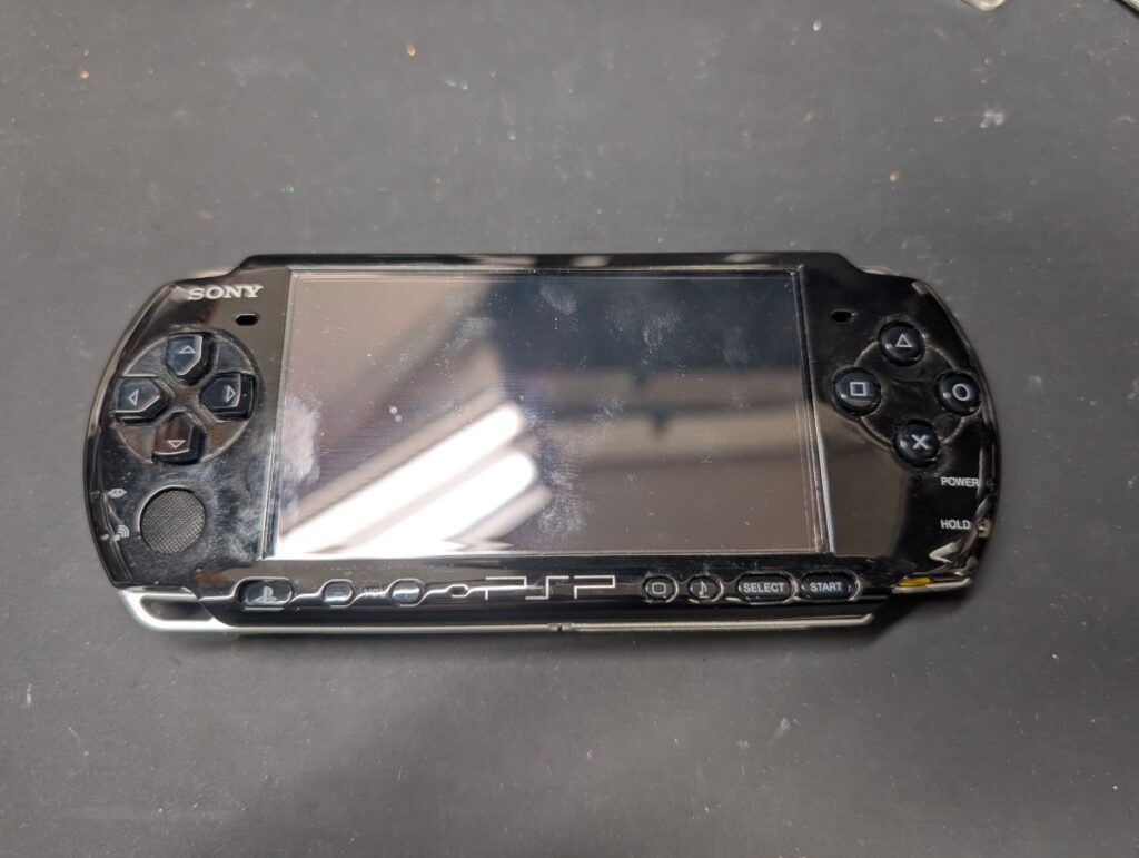 PSP-3000の液晶とUMDドライブを交換して組み立てた後の写真