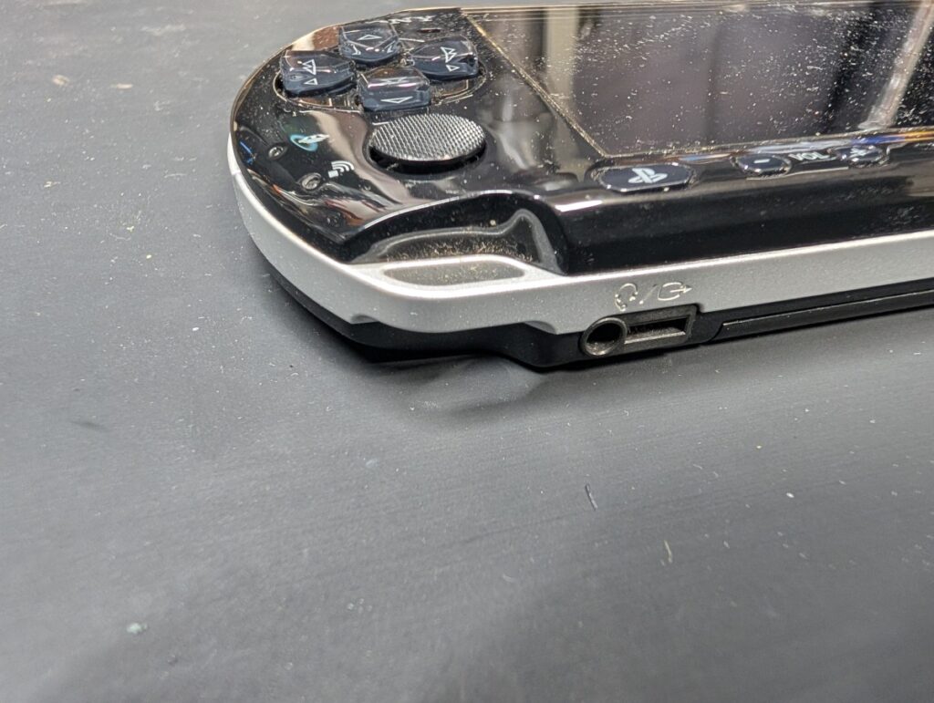 PSP-3000の上部カバー取り外し手順の写真
