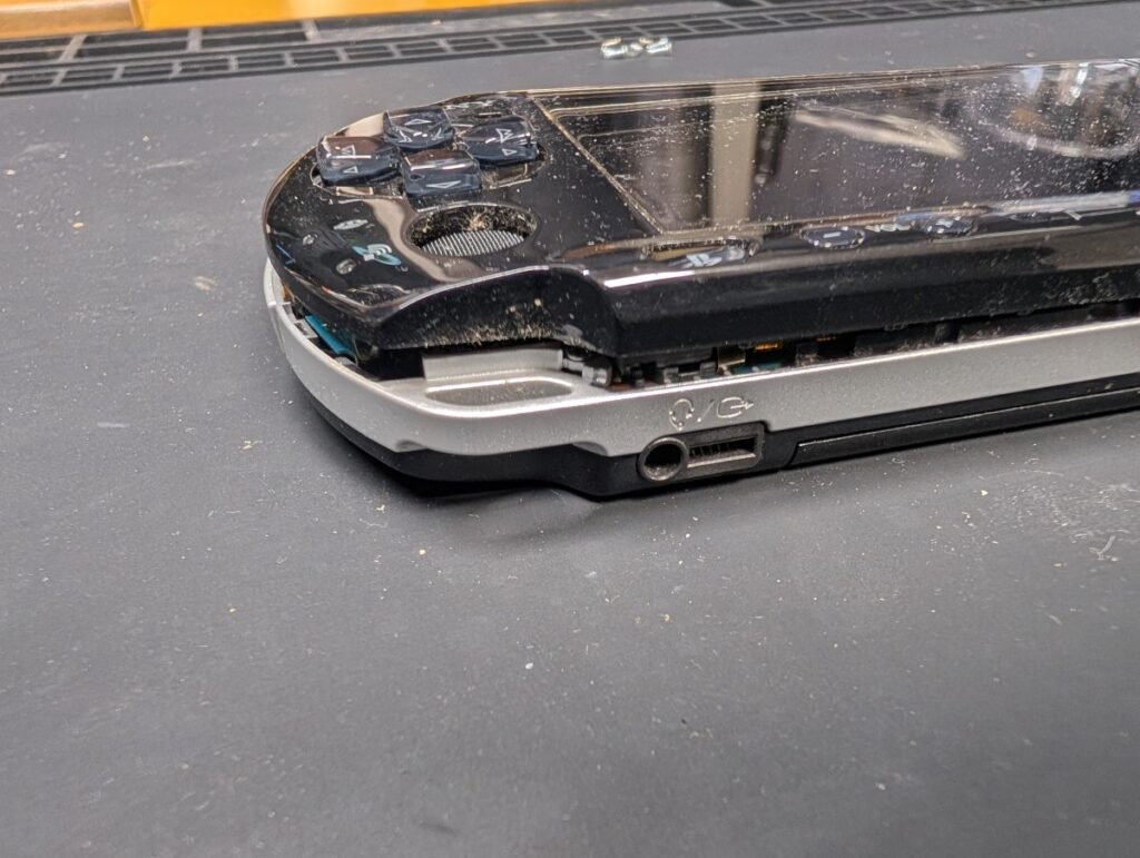 PSP-3000の上部カバー取り外し手順の写真