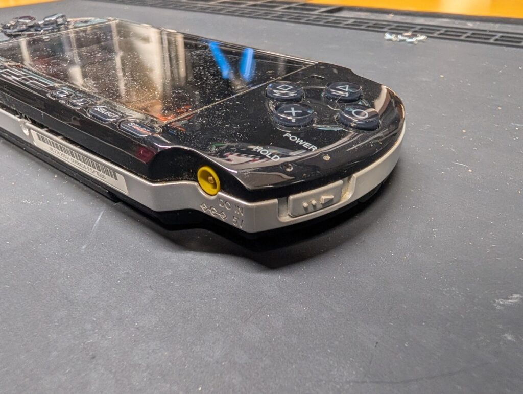 PSP-3000の上部カバー取り外し手順の写真