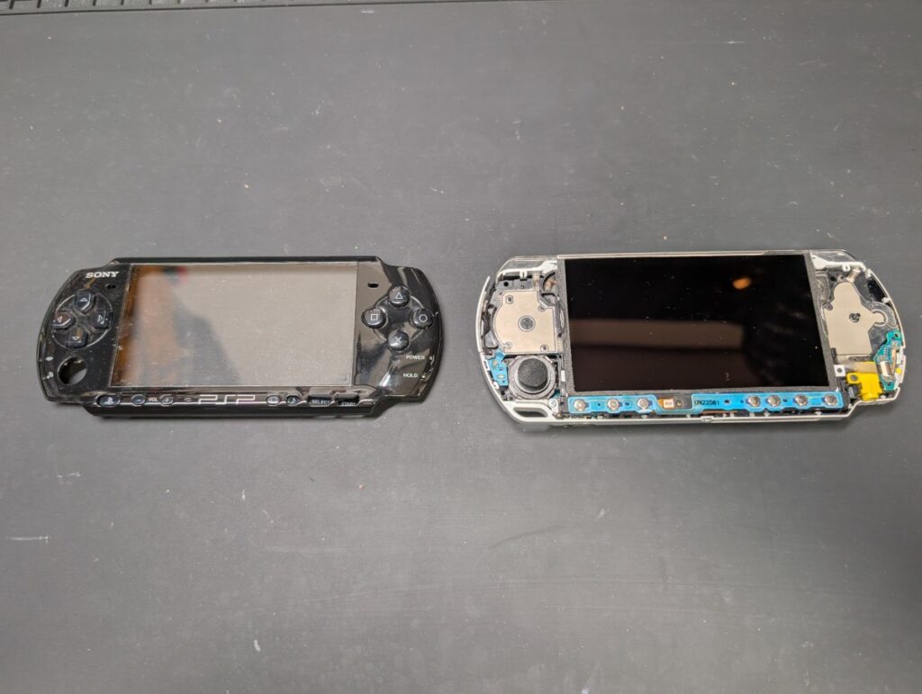 PSP-3000の上部カバーを外した後の写真