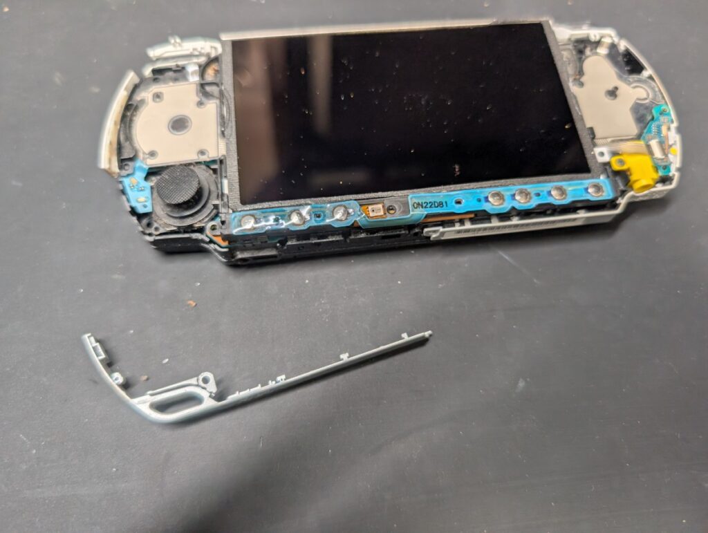 PSP-3000のストラップカバー取り外し後の写真