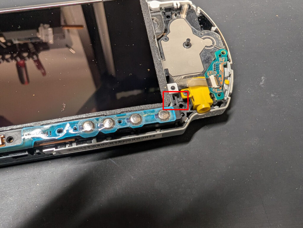 PSP-3000のホームボタンの取り外し方法の写真