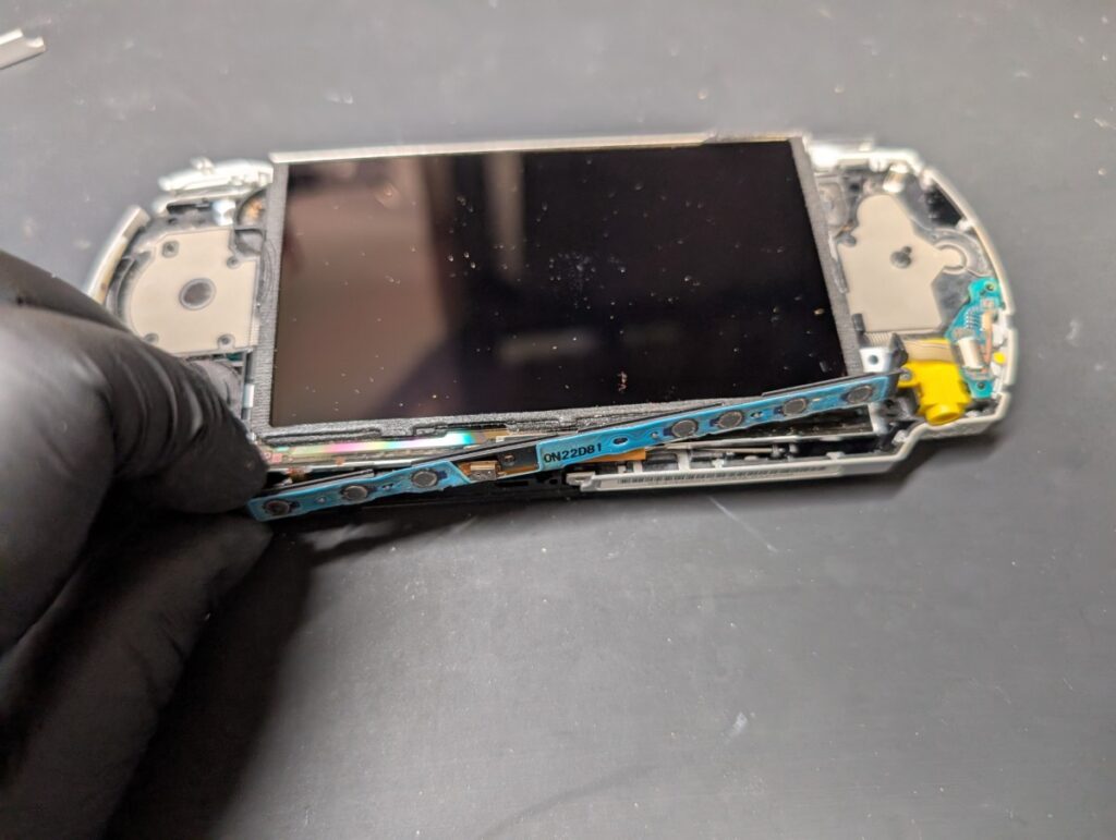 PSP-3000のホームボタンを外している時の写真