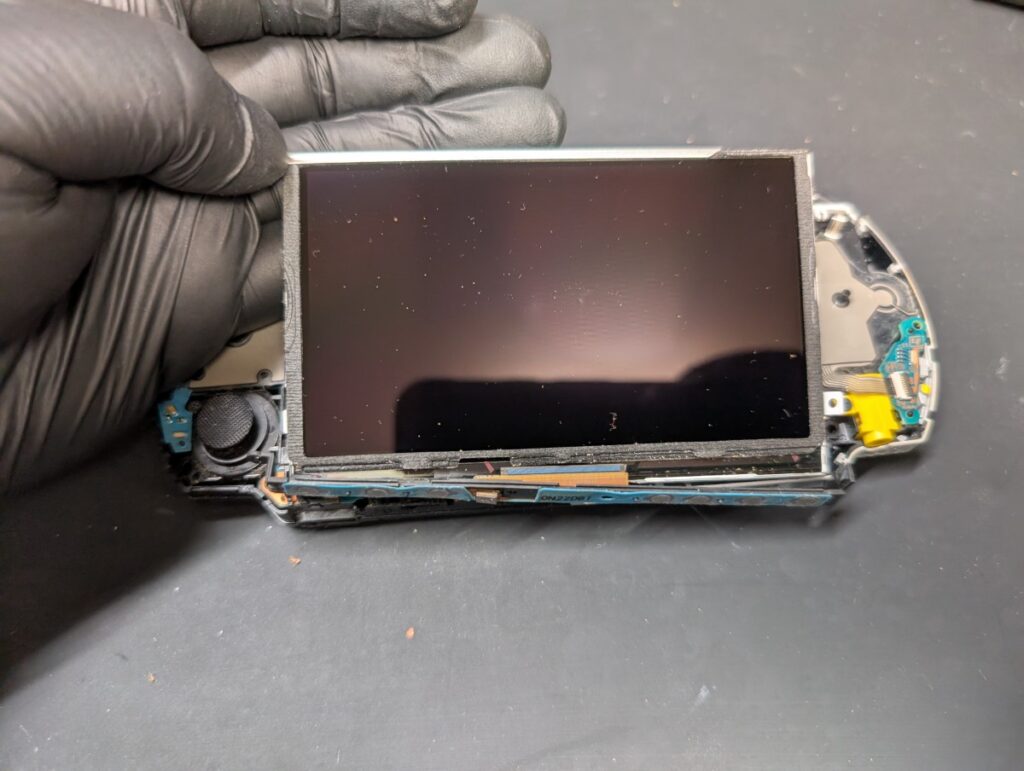 PSP-3000の液晶を外している時の写真