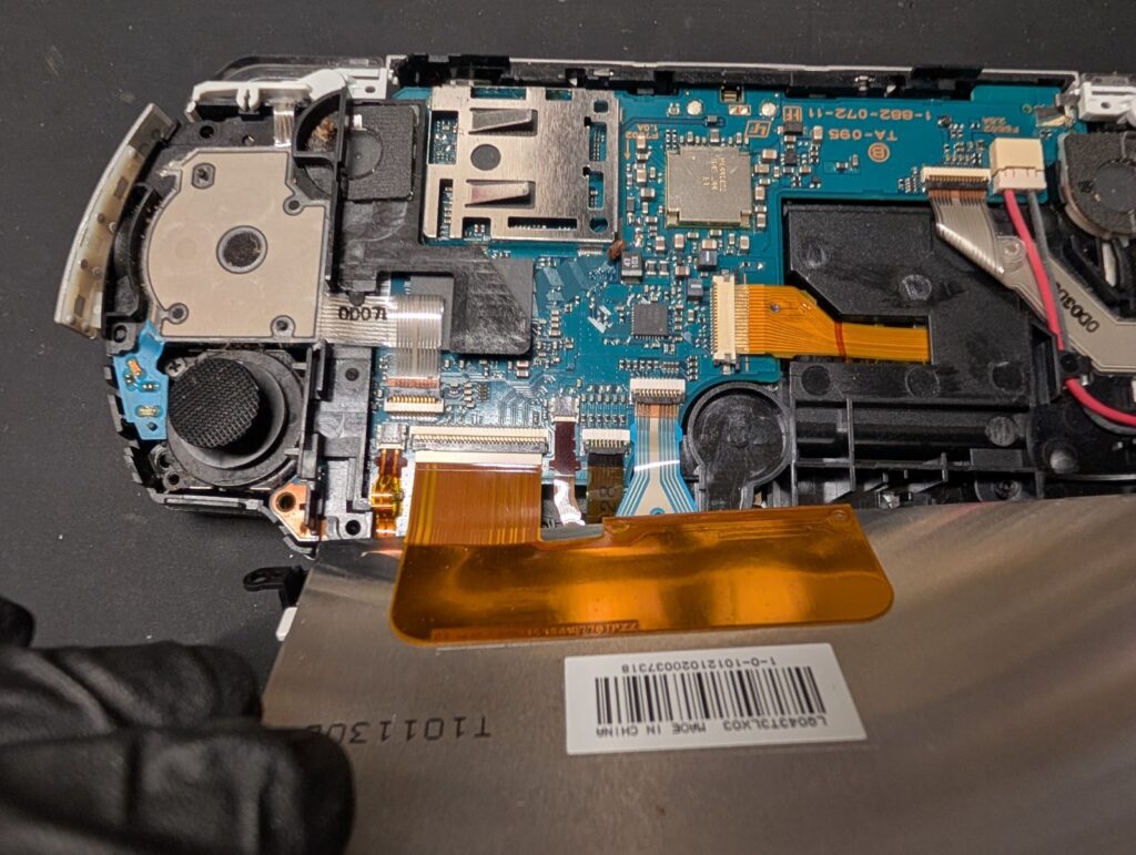 PSP-3000の液晶ケーブルと基板の写真