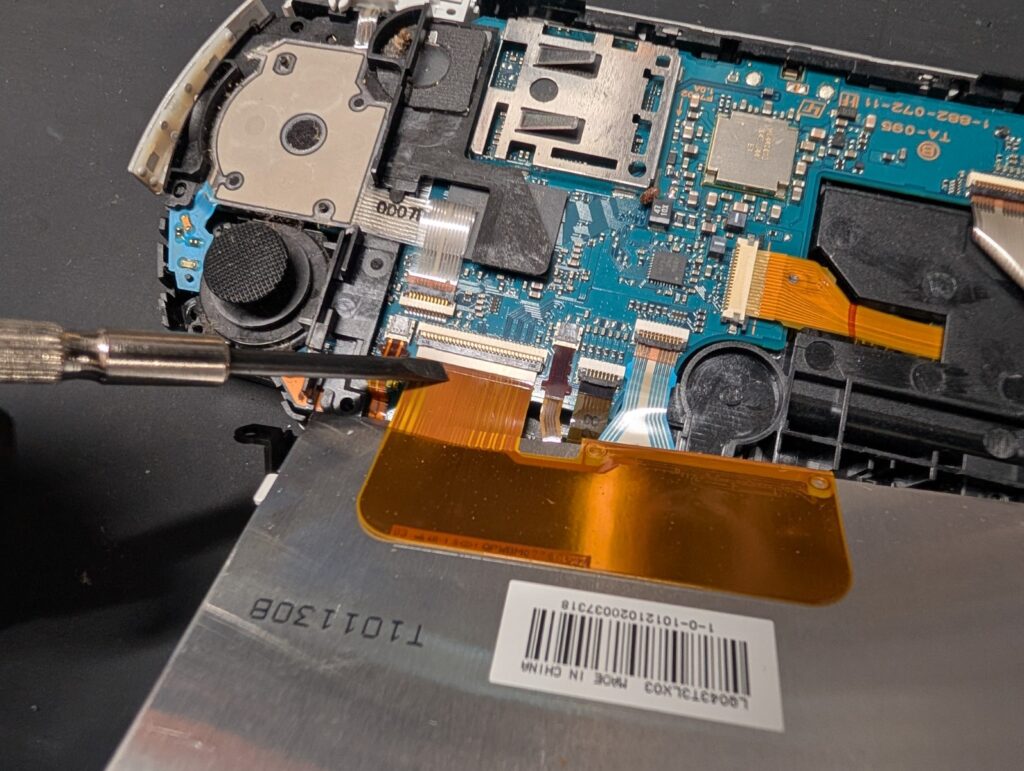 PSP-3000の液晶ケーブルと基板の写真