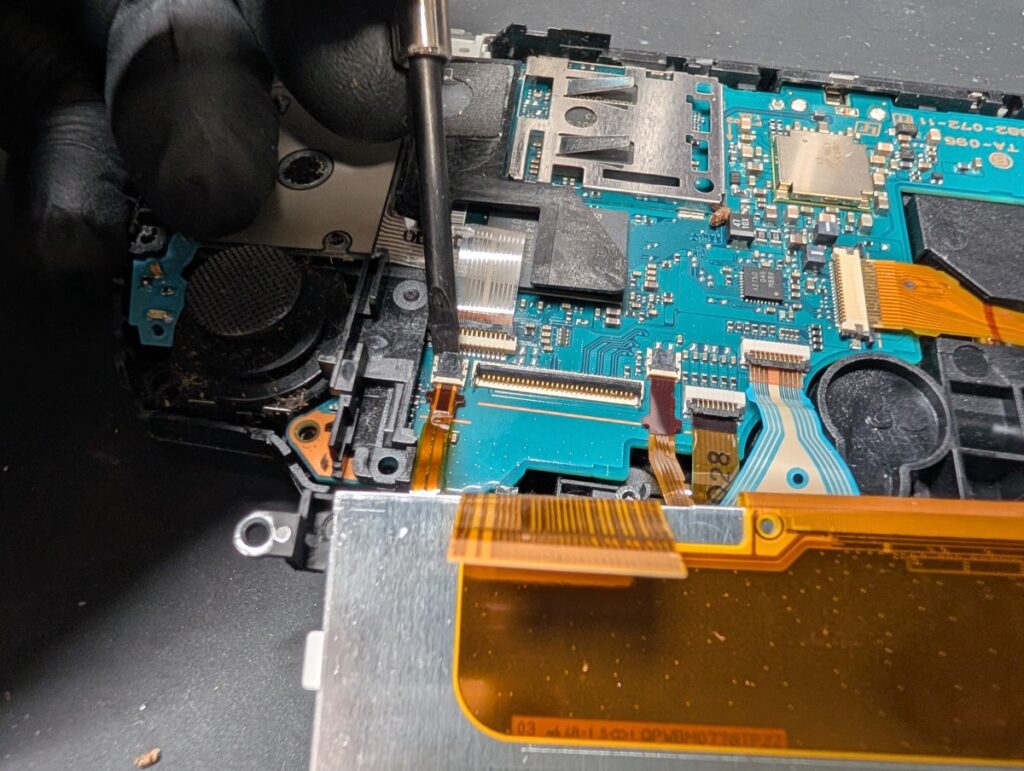 PSP-3000の液晶ケーブルと基板の写真