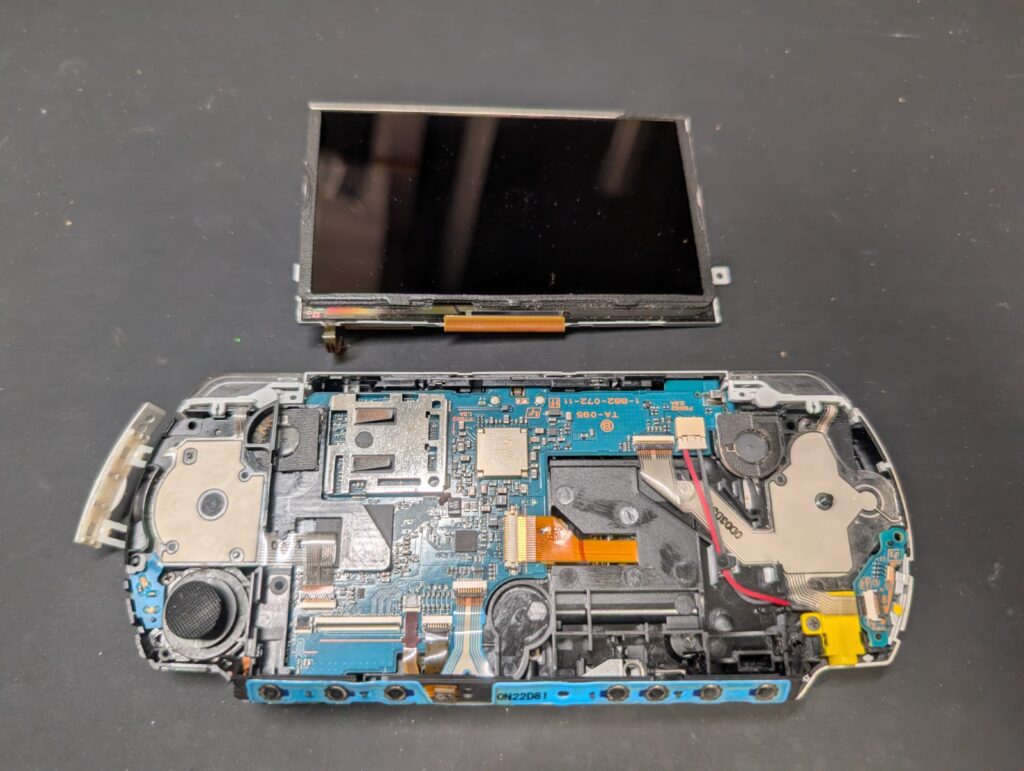 PSP-3000の液晶取り外し後の写真