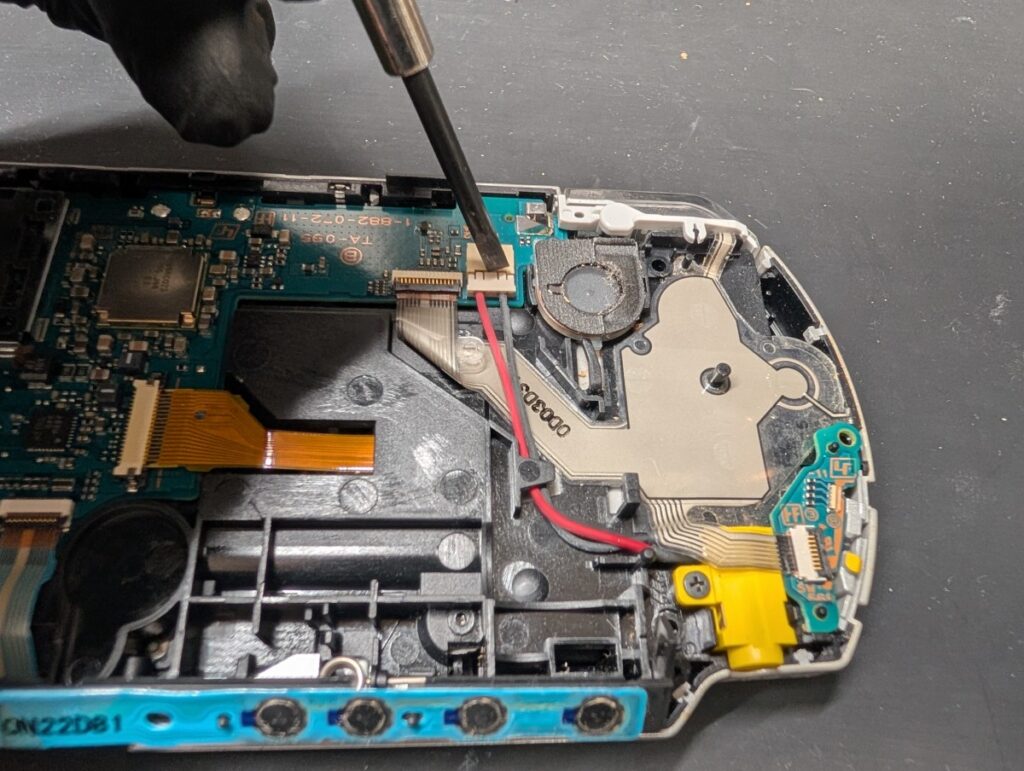 PSP-3000の電源ケーブルコネクターを外している時の写真