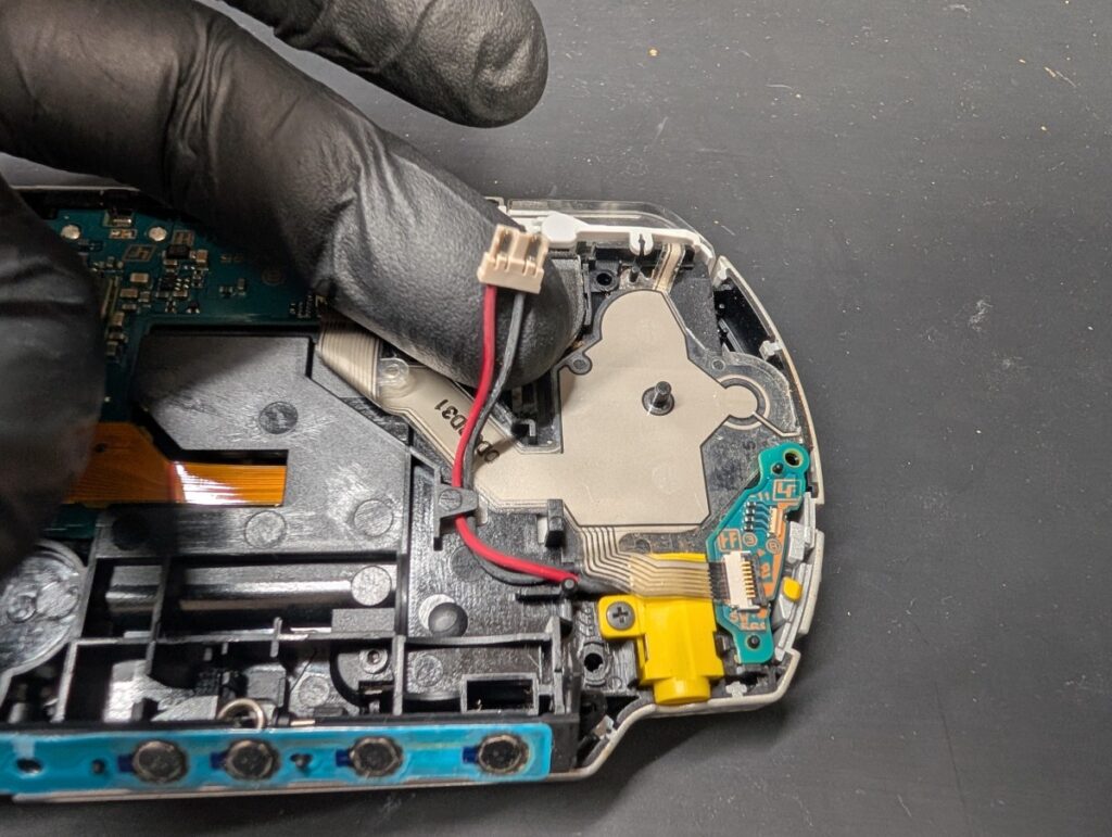 PSP-3000の電源ケーブルコネクターを外している時の写真