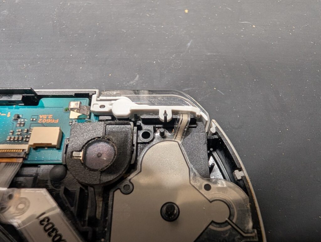 PSP-3000のRボタンを外している時の写真