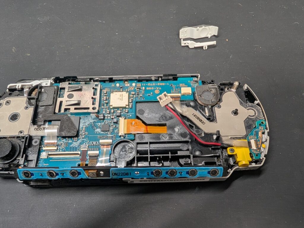 PSP-3000のRボタンを外している時の写真