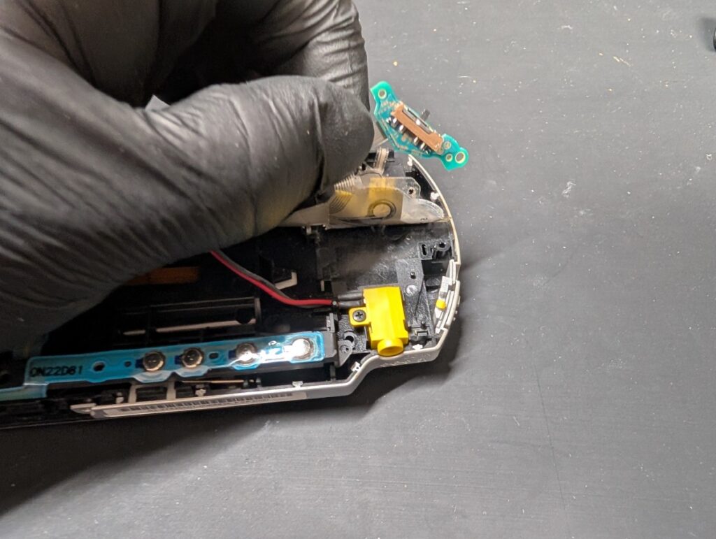 PSP-3000のボタンシート交換時の写真