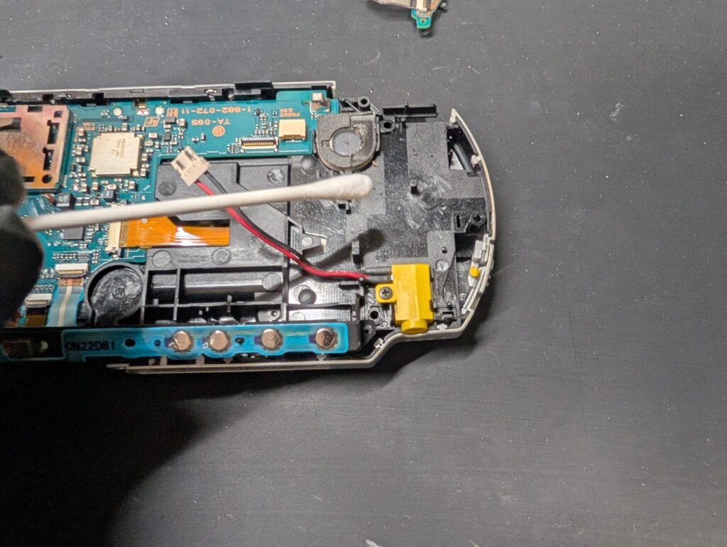 PSP-3000のボタンシート交換時の写真