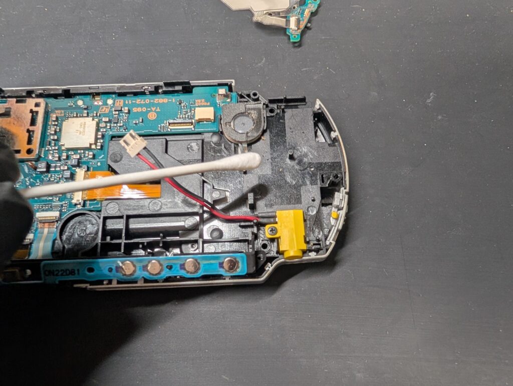 PSP-3000のボタンシートの貼り付け面を清掃している時の写真