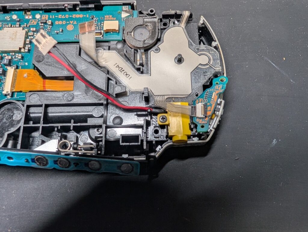 PSP-3000のボタンシート交換時の写真