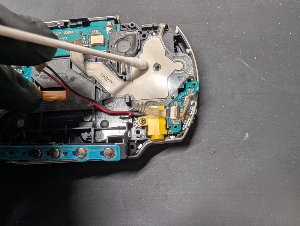 PSP-3000に新しいボタンシートを貼り付けている時の写真