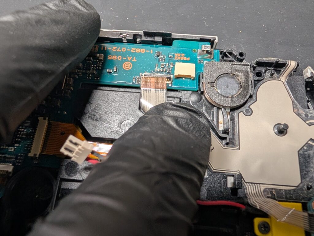 PSP-3000のボタンシート交換時の写真