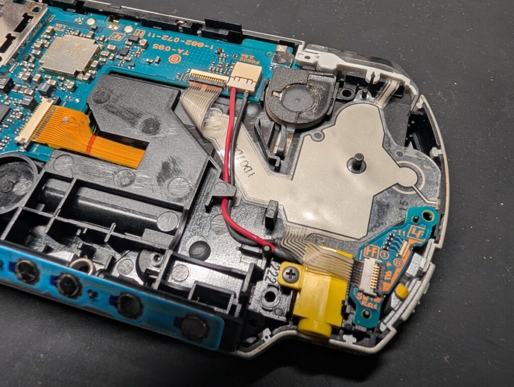 PSP-3000のボタンシート交換時の写真