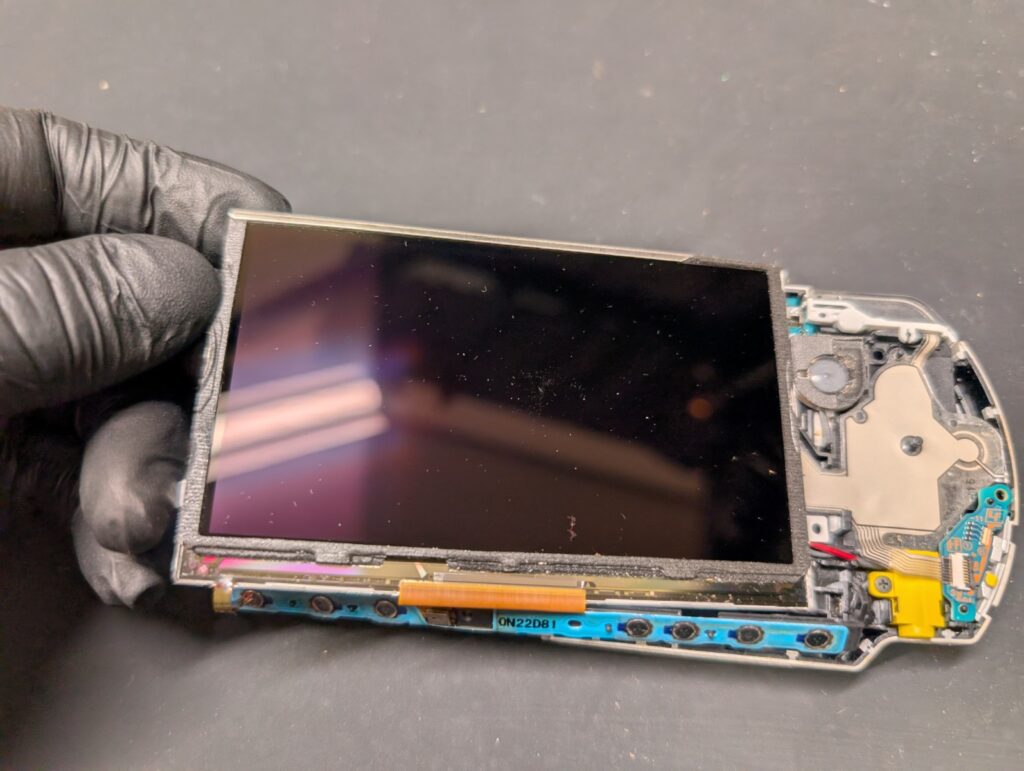 PSP-3000のボタンシート交換後の組み立て時の写真