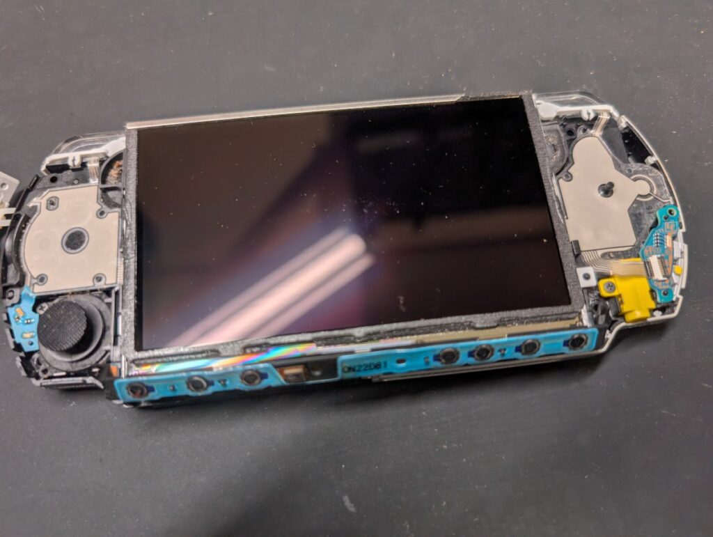 PSP-3000のボタンシート交換後の組み立て時の写真