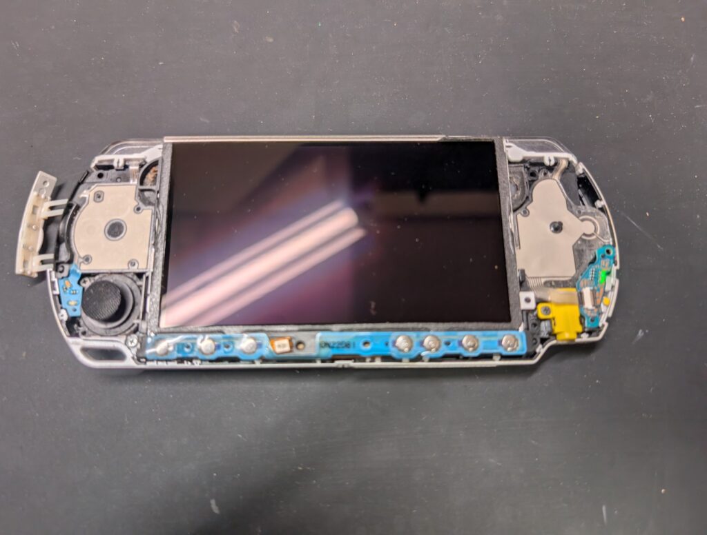 PSP-3000のボタンシート交換後の組み立て時の写真