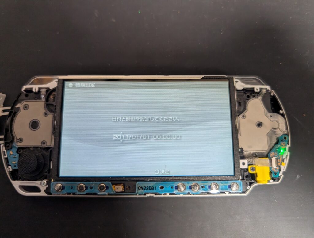 PSP-3000のボタンシート交換後の動作点検時の写真