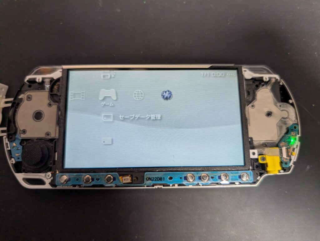 PSP-3000のボタンシート交換後の動作確認の写真