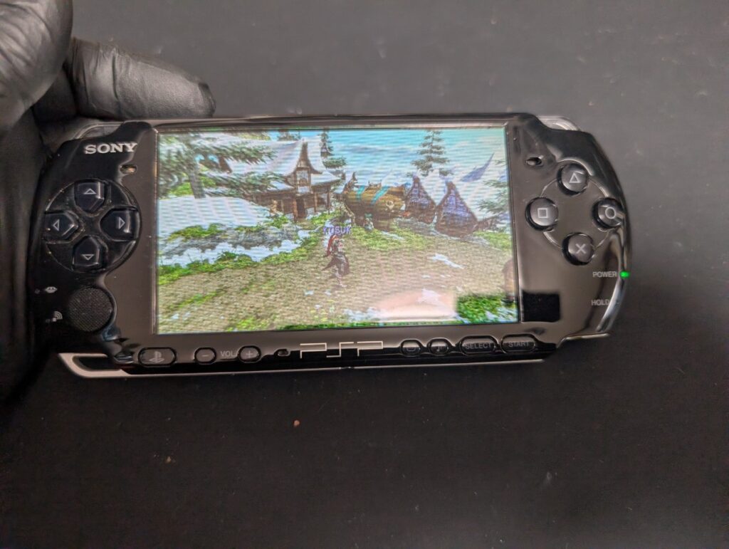 PSP-3000のボタンシート交換後の組み立てと動作確認の写真